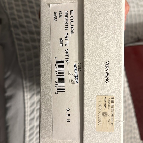 Women’s 9.5 -Vera Wang Matte Satin Heels Silver in color - Picture 4 of 4